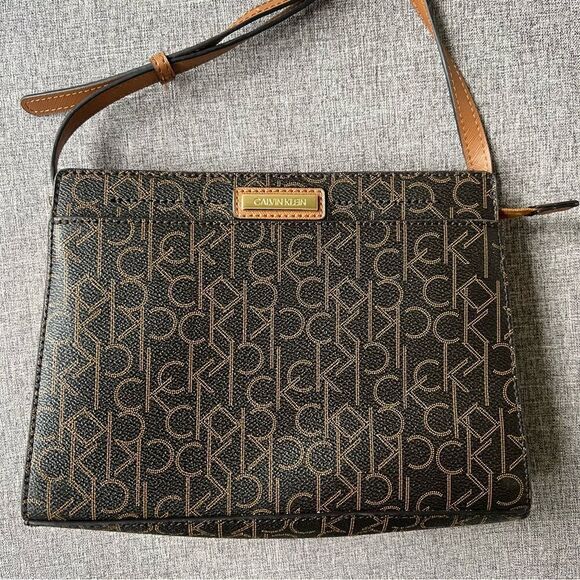 Calvin Klein Frida Signature Crossbody Handbag Shoulder Purse Black Brown Logo - Picture 2 of 9